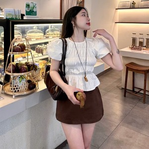 Ensemble 2 pièces décontracté pour femme : Blouse blanche unie à manches bouffantes et mini-jupe marron – Idéal pour l'été, les vacances et les rendez-vous - Product Image 3