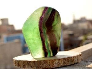 หินลาบราดอไรต์สีเขียวธรรมชาติทำมือ หินคริสตัลสำหรับทำสมาธิ แกะสลักเรซิ่นแบบตั้งได้เอง รูปทรงอิสระ ขัดเงา หินมงคลแห่งความรัก - Product Image 2