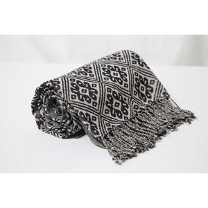 Chal de Jacquard de Algodón de Longitud Media para Mujer, Impresión Digital de Alta Calidad, Secado Rápido, Duradero, Izzu International - Product Image 1