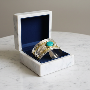 Bracelet manchette artisanal en laiton et turquoise, martelé, bicolore, en métaux mélangés, style bohème, large, argent et or, pour femme - Product Image 6