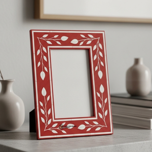 Cadre photo artisanal de luxe en os incrusté de motifs floraux rouges - Product Image 5