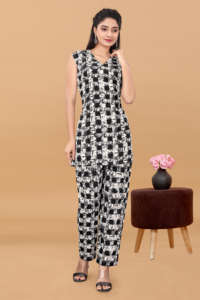 Ensemble coordonné pour femmes avec logo personnalisé imprimé en blanc et noir, vente en gros, ensemble deux pièces en microfibre, col rond, survêtement décontracté pour femmes - Product Image 3