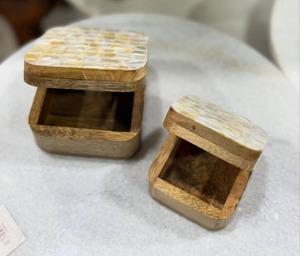 Caja de Joyería de Madera Natural con Incrustaciones de Concha, Estuche Cuadrado de Almacenamiento con Aspecto de Perla, Empaque de Regalo para Anillos y Accesorios Pequeños - Product Image 1