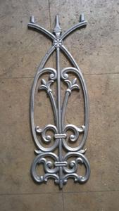 Balustre d'escalier en fer traditionnel au design gothique, construction durable, balustrade élégante, style architectural classique intemporel, raffiné. - Product Image 4