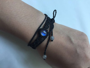 HARI OM CREATIONS สร้อยข้อมือทำมือประดับลูกปัดมาคราเม่ชุบทองคำสีดำสไตล์วินเทจประดับลาบราดอไรต์สำหรับทุกเพศ เหมาะสำหรับเป็นของขวัญหรือใส่ในชีวิตประจำวัน - Product Image 1