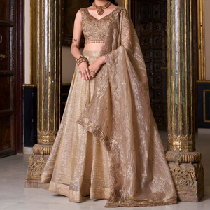 Último modelo de Lehenga Choli con hermoso diseño dorado, lentejuelas y bordados con hilo. - Product Image 1