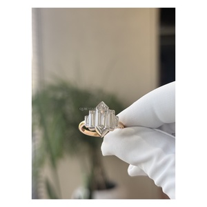 Bague sophistiquée en or massif 14 carats avec trois pierres taille cœur serties clos, diamant baguette de laboratoire certifié IGI, cadeau d'anniversaire - Product Image 2