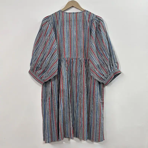 เดรสวินเทจผ้าฝ้ายพิมพ์ลายดอกไม้ด้วยมือ งานแฮนด์เมด เป็นมิตรกับสิ่งแวดล้อม คอวี แขนสามส่วน แต่งระบายลูกไม้ ซักได้ ใส่ได้ในโอกาสทางการ - Product Image 4