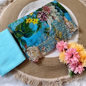 Sari de georgette fresco y puro con estampado floral, adornado con zari y lentejuelas en toda la superficie y borde con blusa a juego de Royal Export. - Product Image 5
