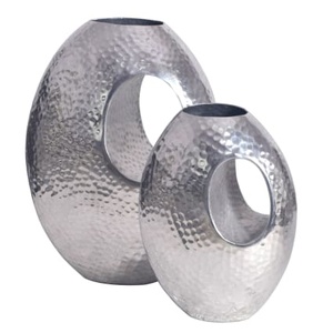 Jarrón de Mesa Moderno Hecho a Mano de Aluminio con Acabado Plateado, Jarrón Decorativo de Metal de 39x29x16.5cm y 31x22x15cm - Product Image 4