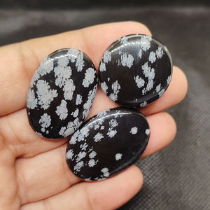 Lote al por mayor de auténticas piedras preciosas de obsidiana copo de nieve natural, 100% genuinas, blancas y negras, para la fabricación de joyas. ¡Compre ahora! - Product Image 1