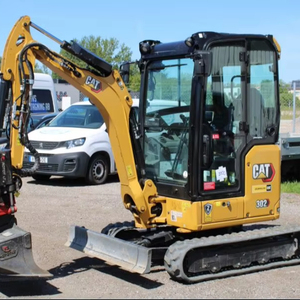 Mini-excavatrice sur chenilles CAT modèle 302 d'occasion, moteur de 45 CV, capacité de la benne de 1,15 m³ - Product Image 1