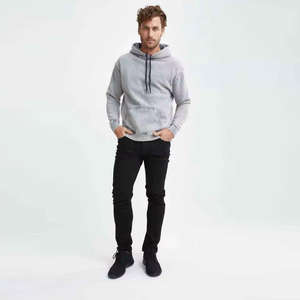 Sudadera con Capucha Gris para Hombre de Alta Calidad, Corte Regular, Algodón French Terry, Informal, con Bolsillo Delantero, Estilo Urbano - Product Image 2