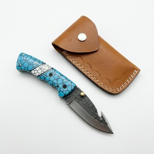 Cuchillo de Caza Plegable de Acero Hecho a Mano con Hoja de Gancho para Deshuesar, Mango de Resina Turquesa y Funda de Cuero - Product Image 1