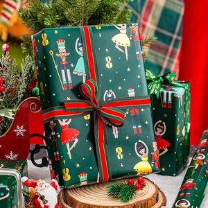 Rotolo di Carta da Regalo Metallizzata Vintage Natalizia 17 Pollici X 33 Piedi Design Schiaccianoci Verde Oro per Confezioni Festive - Product Image 3