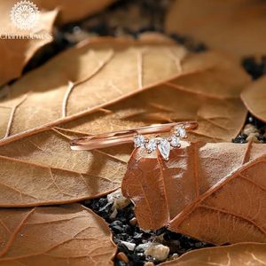 Bague Classique Femme Charm Jewells en Moissanite Taille Coussin Trois Pierres Plaqué Or 18K Sertissage à Griffes Certifiée IGI - Product Image 5