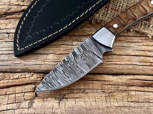 มีดสกินนิ่งเหล็กดามัสกัสตีขึ้นรูปด้วยมือ พร้อมปลอกมีด แบบกำหนดเอง OEM ด้ามจับไม้ปักก้า สำหรับล่าสัตว์และตั้งแคมป์ - Product Image 2