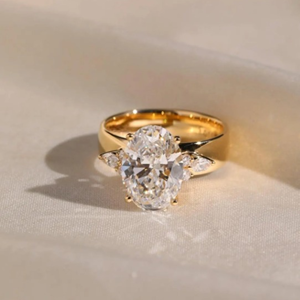 Anillo Solitario Único de 3.70 Quilates, Anillo de Compromiso Ovalado con Diamante Cultivado en Laboratorio, Joyería Clásica para Mujer - Product Image 1