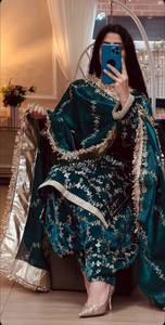 Nouveau costume Patiyala en soie pure de créateur avec broderie lourde et travail de sequins, comprenant un haut et un dupatta – Extensible, réversible, infroissable, séchage rapide - Product Image 2
