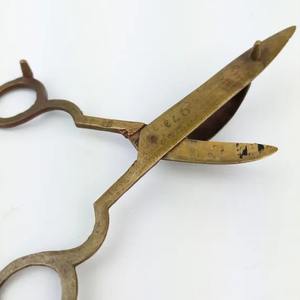 Coupe-mèche de bougie élégant finition or, outil de soin de bougie haut de gamme, lame de coupe précise, design à long manche pour une utilisation sûre - Product Image 2