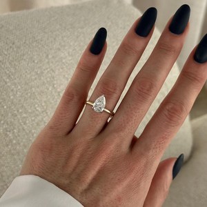Anillo de Compromiso con Diamante de Laboratorio en Forma de Pera de 2 Quilates, D VVS2, Halo Oculto, Diseño Floral de Loto, Oro de 14k, Certificado IGI - Product Image 6