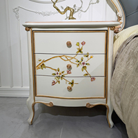 Table de chevet de luxe française en bois massif sculpté à la main, style classique européen antique, 3 tiroirs, finition peinture dorée