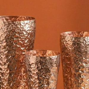 Florero de Metal Dorado Rosa Martillado de Lujo, Acabado en Cobre Elegante, Hecho a Mano, Decoración para el Hogar, Centro de Mesa, Unidad Individual - Product Image 4