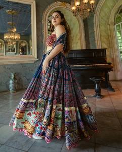 Lehenga Choli en soie bleu marine de créateur avec dupatta imprimé |   Chaniya Choli traditionnel du Gujarat pour femmes, tenue de fête - Product Image 3