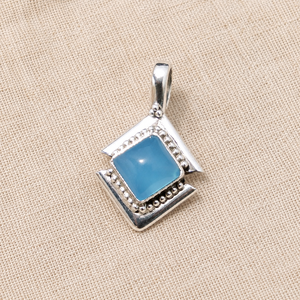 Pendentif coussin en calcédoine bleue, argent sterling 925 plaqué or rose et or jaune, bijou artisanal en pierres précieuses pour cadeau de Noël - Product Image 1