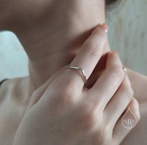 Bague minimaliste en V en argent sterling, bague chevron en argent sterling, bague empilable délicate en argent sterling - Product Image 5