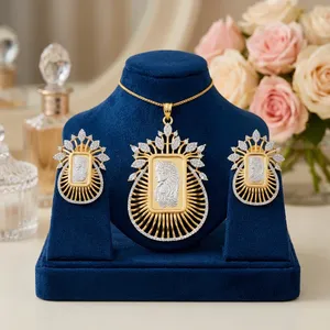 Magnifique ensemble collier pendentif et boucles d'oreilles finition or blanc, orné de pierres AD, idéal pour les mariages et les soirées, pour femmes. - Product Image 1
