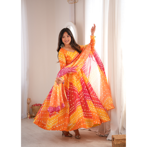 Ensemble de robe Kali en organza Tebby imprimé festif avec dupatta décorative assortie de quatre mètres pour célébrations féminines - Product Image 5