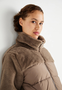 Parka Larga para Mujer, Chaqueta Acolchada Larga, Material Grueso y Acogedor, Protección Extrema contra el Frío, Elección Excelente para Ropa de Abrigo, Marca Solid Trader - Product Image 5