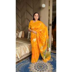 Sari de Seda Suave Elite Weaves Elite Collection Ikkat Patola con Motivos Meenakari, Pallu de Pavo Real y Borde de Zari Dorado para Bodas - Product Image 5