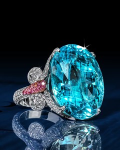 Bague de fiançailles pour femme en acier inoxydable plaqué platine, sertie d'un moissanite ovale bleu, motif floral ethnique incrusté et monture griffe - Product Image 1
