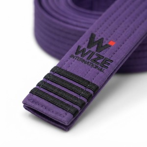 Ceinture de BJJ WIZE INTERNATIONAL violette pour adulte unisexe, 100% coton, durable, logo brodé sur le devant, coupe classique - Product Image 4