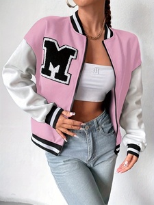 Veste universitaire rose avec manches blanches, logo M sur le devant, blocs de couleur contrastés, fermeture éclair intégrale, col rabattable, pour l'automne - Product Image 3