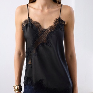 Haut de pyjama en satin pour femme 130 GSM avec dentelle asymétrique à cils, col en V, sans manches, noir – Fabricant de vêtements - Product Image 5