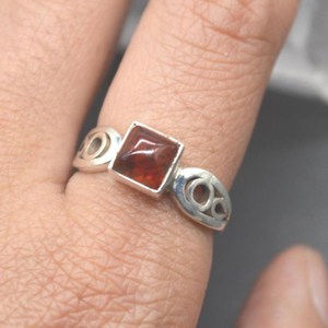Bague élégante et tendance en ambre rouge naturel, bijoux fins en argent sterling 925, idéale pour les mariages et les anniversaires. - Product Image 5