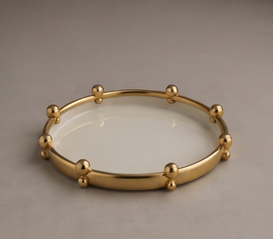 Plateau de service rond en émail blanc avec bordure perlée dorée, idéal pour salon, table basse, coiffeuse ou parfums. - Product Image 5