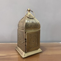 Lanterne décorative marocaine en fer forgé au design artisanal avec finition dorée 3,5x3,5x6,5 pouces Modèle L698 Fait à la main pour la décoration intérieure