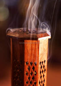 Quemador de incienso de madera Cenicero de madera Soporte de incienso hecho a mano Incensario de madera natural Quemador de incienso rústico - Product Image 3