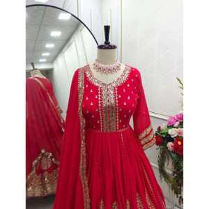 ชุดราตรีหรูหราสำหรับงานเลี้ยง พร้อมผ้าคลุมไหล่สวยงาม - Product Image 3