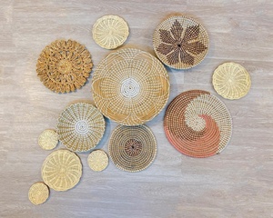 Assiette décorative en jonc de mer tissé à la main, texture naturelle et charme rustique, parfaite pour la décoration murale ou les accents de table dans n'importe quel espace. - Product Image 5