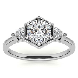Anillo Solitario de Moissanita Tallada, Chapado en Oro de 18K, Engaste de 7mm, Regalo de Lujo para Compromiso, Boda, Novia o Aniversario - Product Image 1