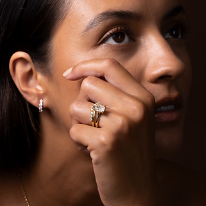 Bague de fiançailles en or jaune 14 carats avec diamant de laboratoire taille coussin, halo caché à quatre griffes, bijoux fins, solitaire classique de luxe IGI - Product Image 5