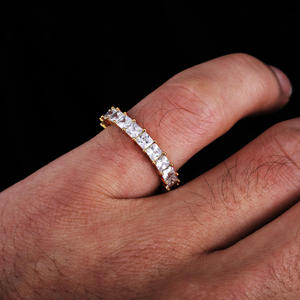 Anillo de cóctel unisex AMBER JEWELS de oro rosa con moissanita de corte princesa, engaste de púas, estilo geométrico hip-hop para aniversario de bodas - Product Image 1
