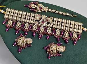 Conjunto nupcial chapado en oro: Collar choker, pendientes colgantes, tikka, étnico, Kundan, perlas, moderno, para boda, compromiso, aniversario, lo último en joyería de alta gama. - Product Image 1