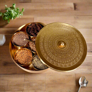 Caja de Especias de Latón Grabada a Mano con 7 Recipientes para Especias, Tapa Decorativa, Almacenamiento Tradicional de Especias, Dabba, Condimento de Cocina - Product Image 1