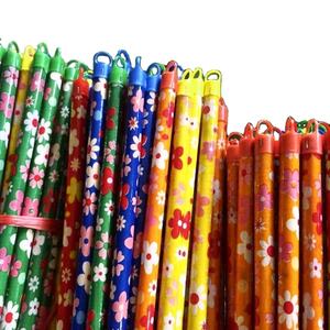 FULMEX Palo de mopa de madera recubierto de PVC vietnamita con diseño floral, cabezal de escoba de plástico, recogedor, limpieza básica y sencilla, estándar para el hogar y el mercado. - Product Image 1